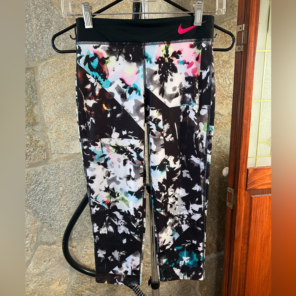 Nike girls Black and White Patterned active Leggings